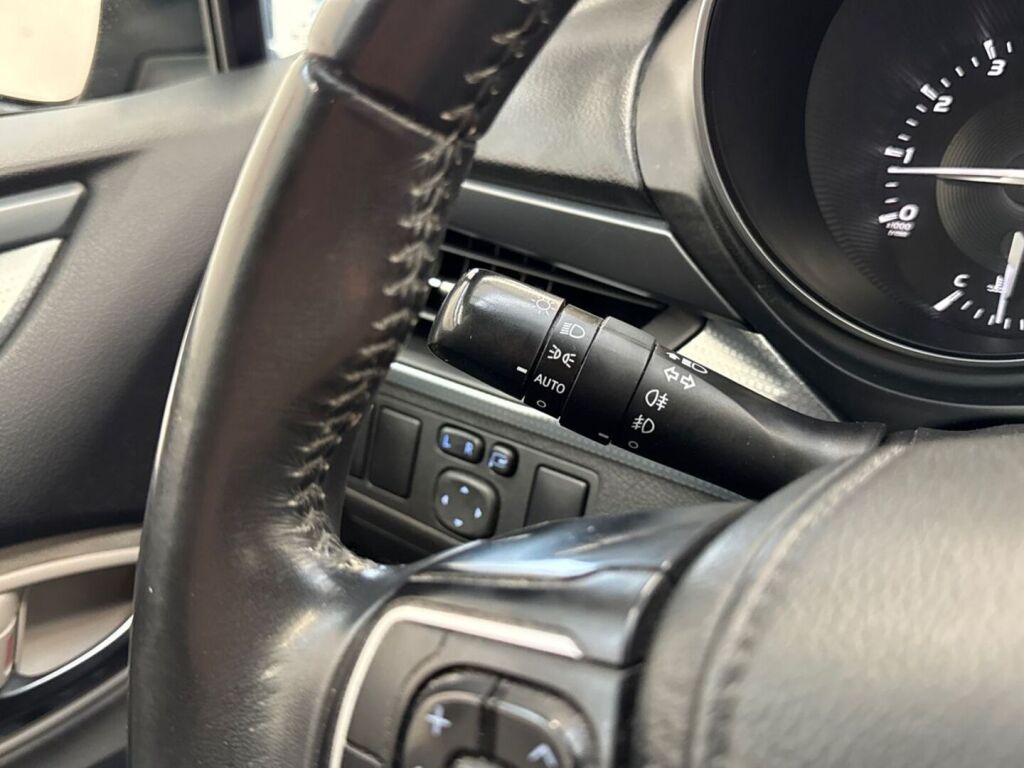Toyota Avensis 2015 Musta