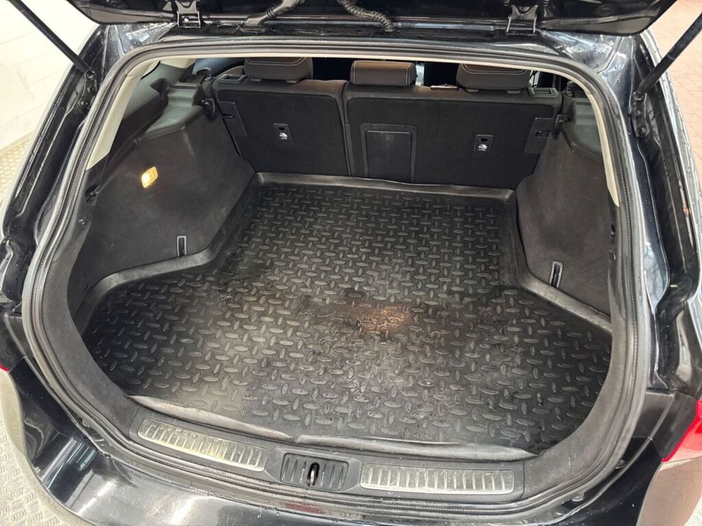 Toyota Avensis 2015 Musta