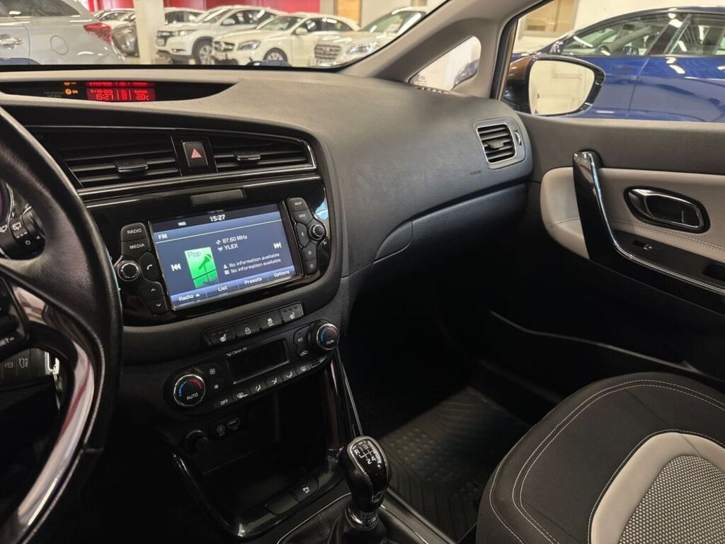 Kia Ceed 2015 Ruskea (beige)