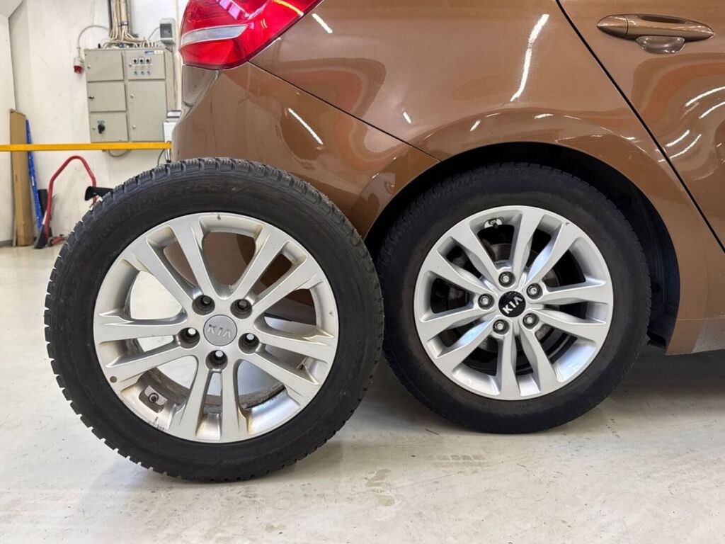 Kia Ceed 2015 Ruskea (beige)