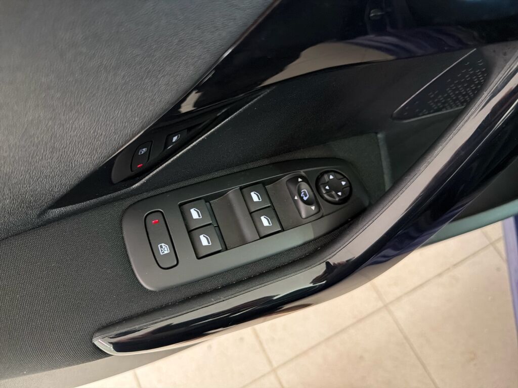 Peugeot 208 2016 Sininen