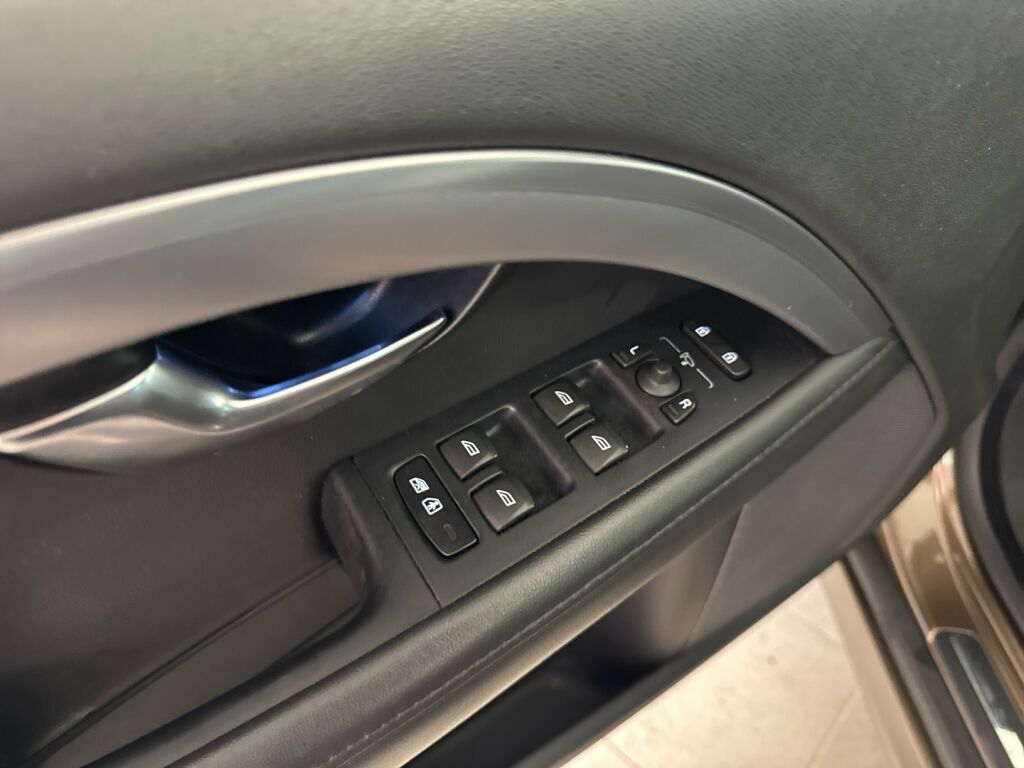 Volvo V70 2016 Ruskea (beige)