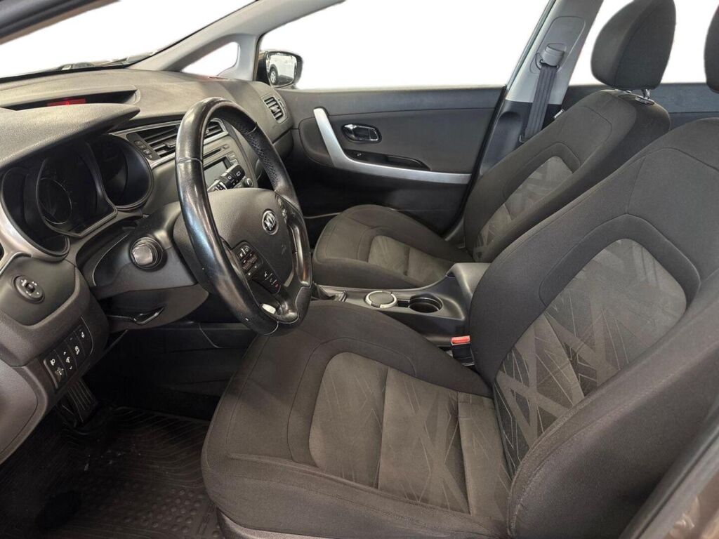 Kia Ceed 2016 Ruskea (beige)