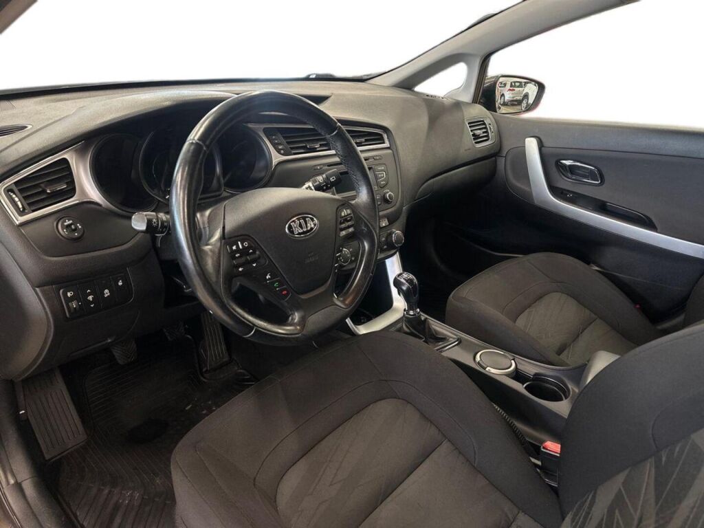 Kia Ceed 2016 Ruskea (beige)