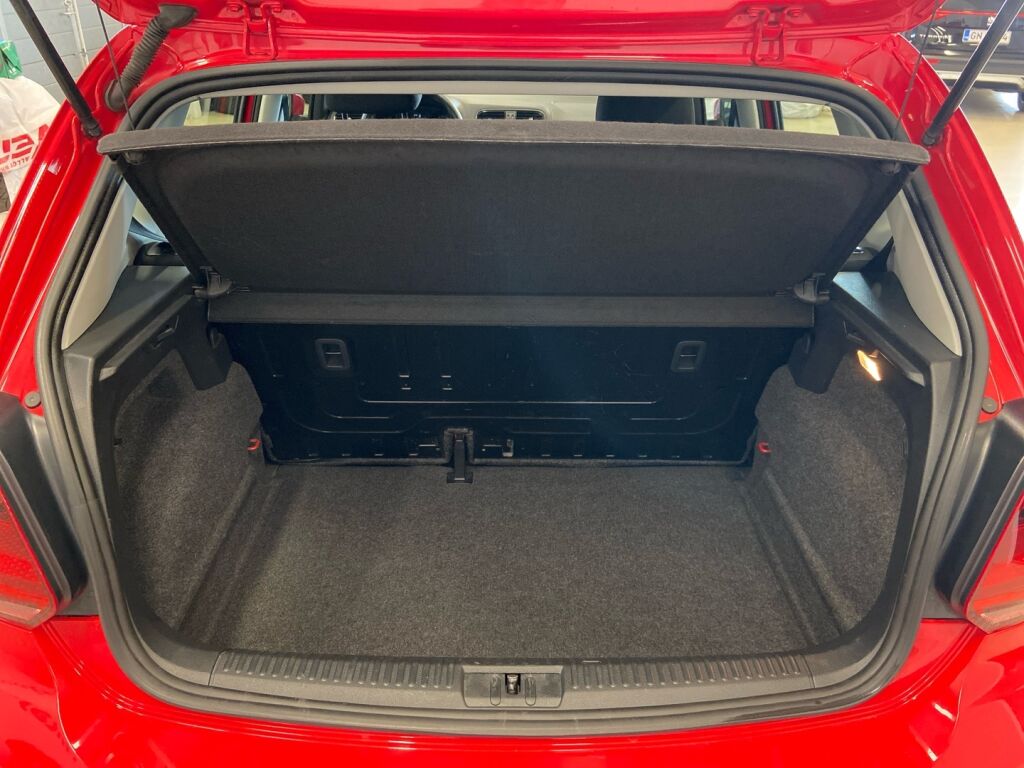 Volkswagen Polo 2015 Punainen