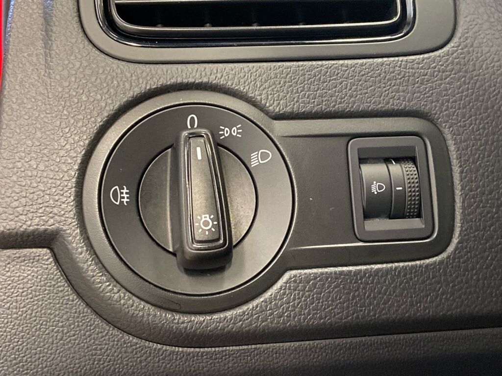 Volkswagen Polo 2015 Punainen