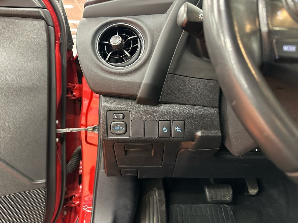 Toyota Auris 2016 Punainen