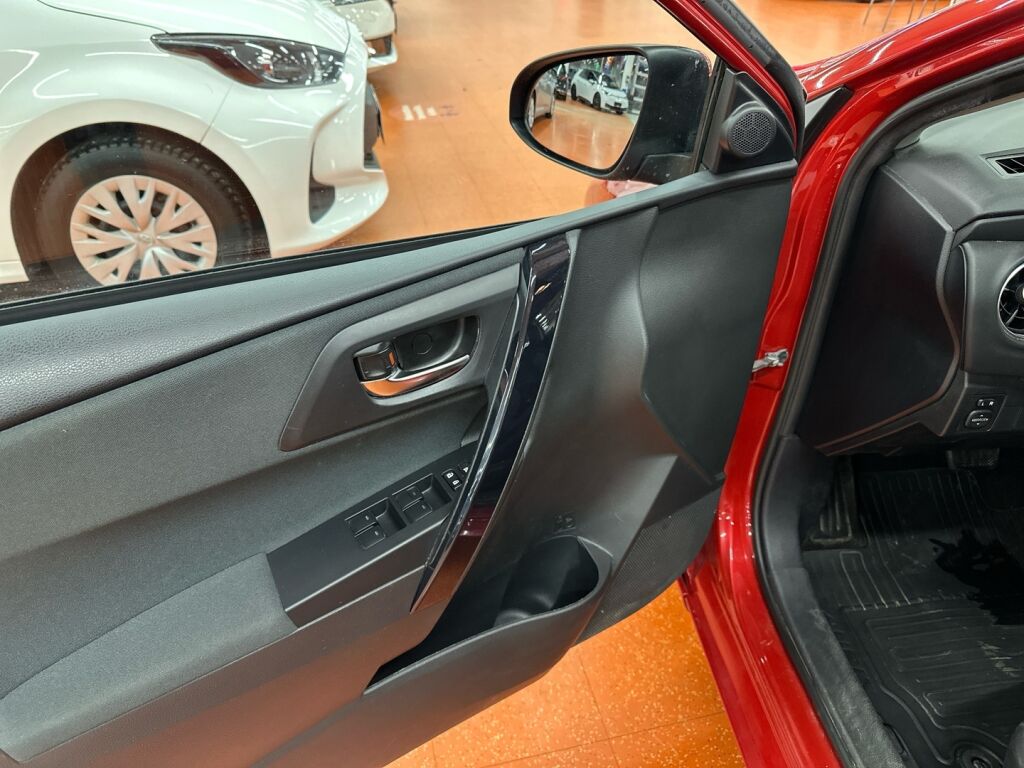 Toyota Auris 2016 Punainen