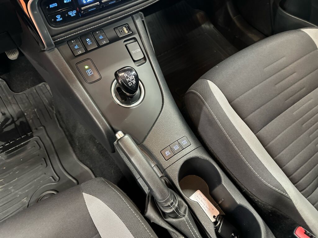 Toyota Auris 2016 Punainen