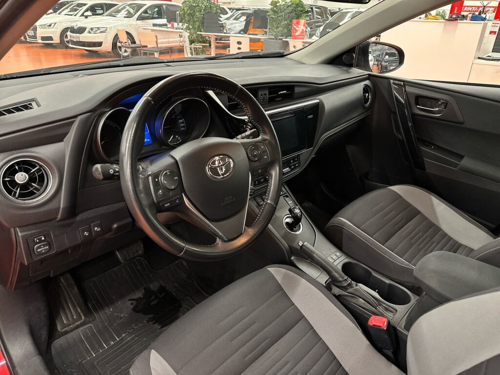 Toyota Auris 2016 Punainen
