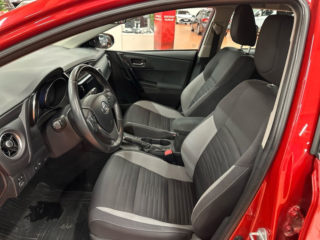 Toyota Auris 2016 Punainen