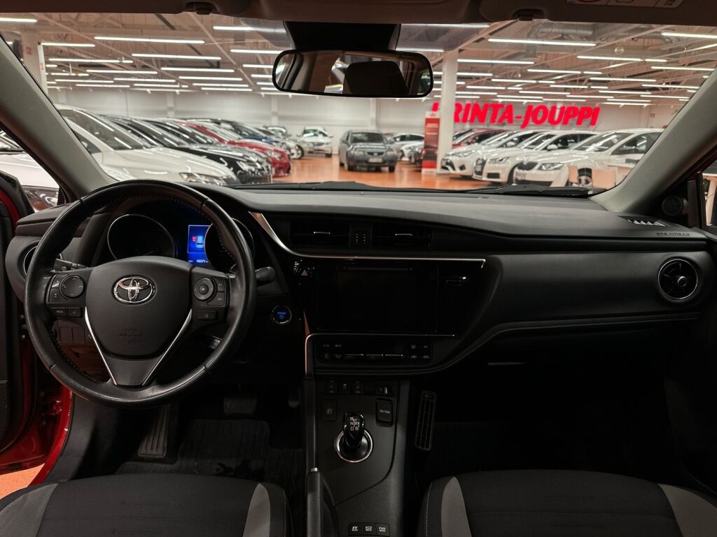 Toyota Auris 2016 Punainen