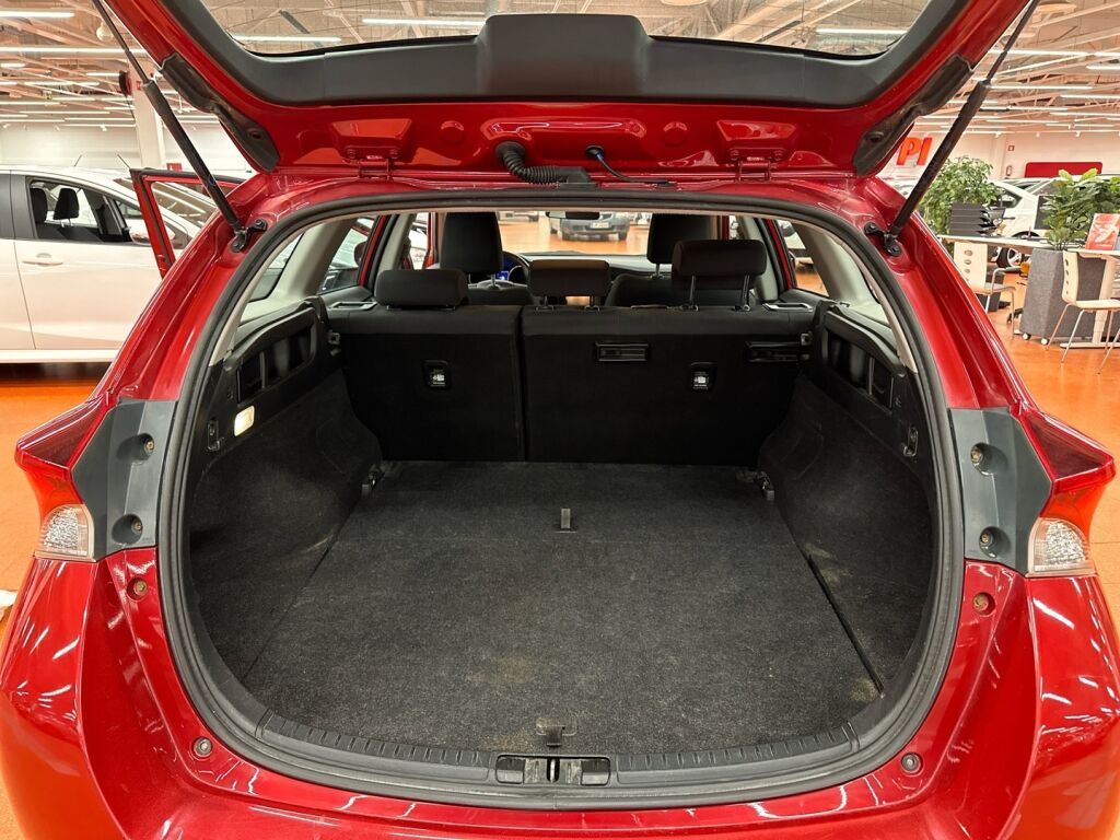 Toyota Auris 2016 Punainen