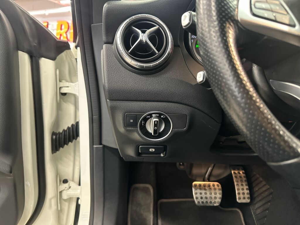 Mercedes-Benz CLA 2016 Valkoinen