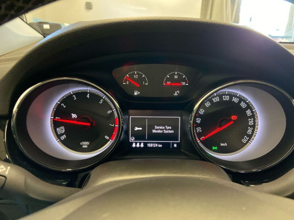Opel Astra 2016 Punainen