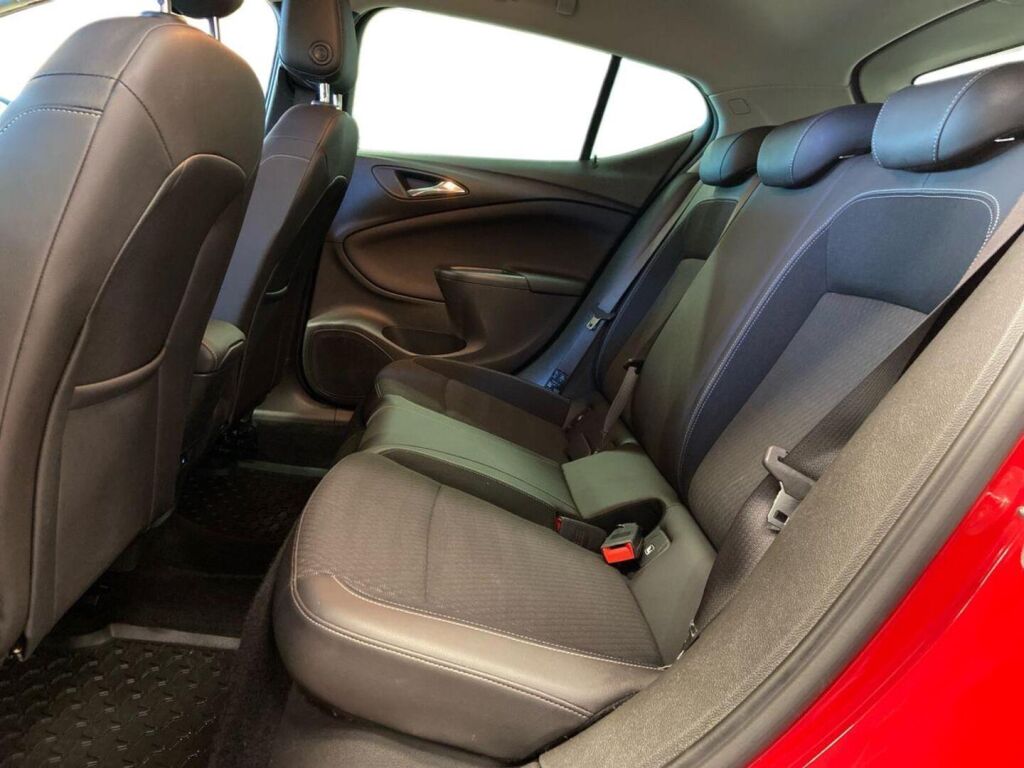 Opel Astra 2016 Punainen