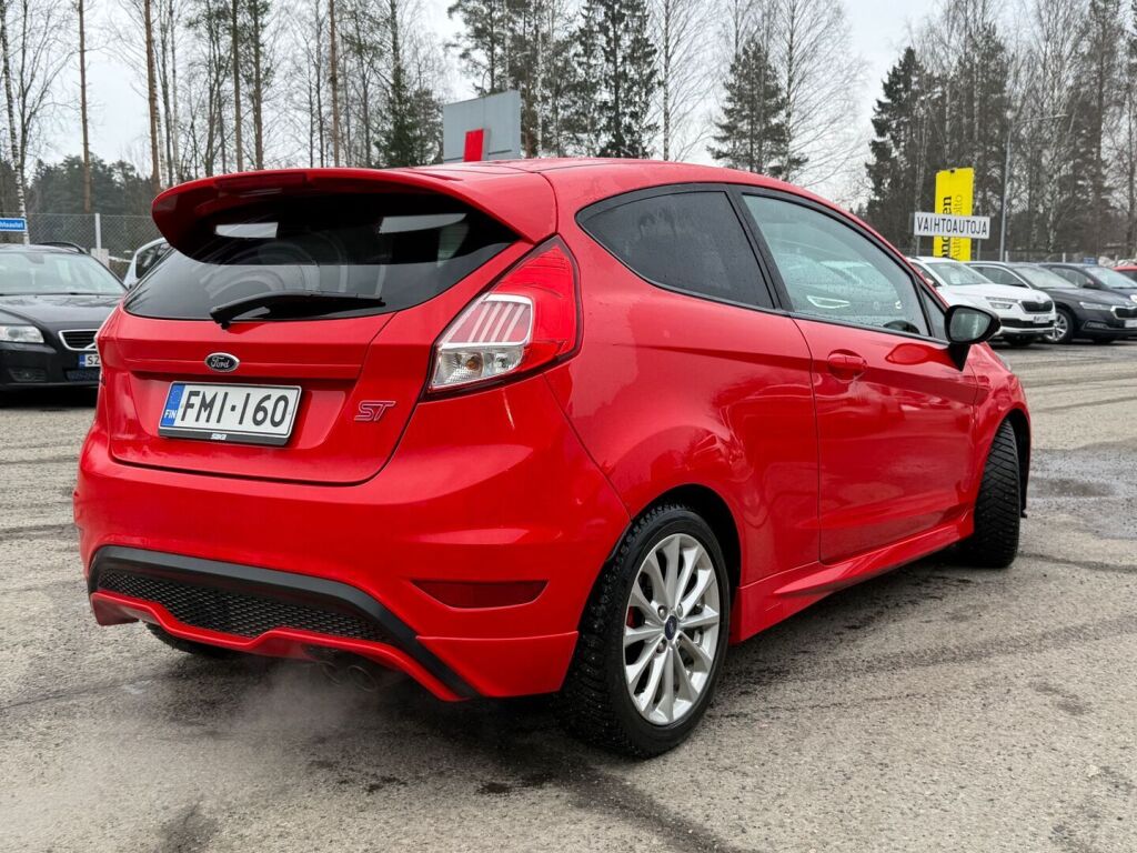 Ford Fiesta 2016 Punainen