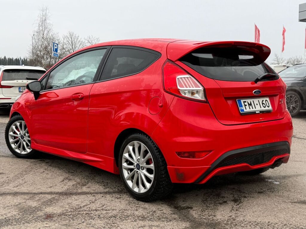 Ford Fiesta 2016 Punainen