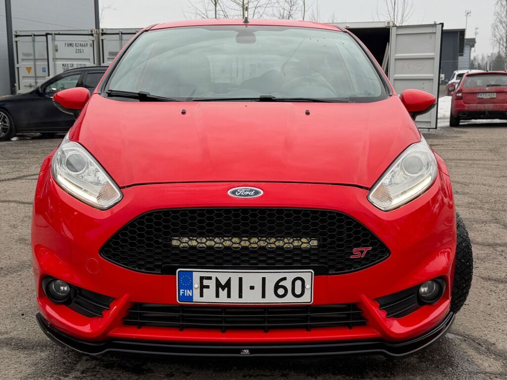 Ford Fiesta 2016 Punainen