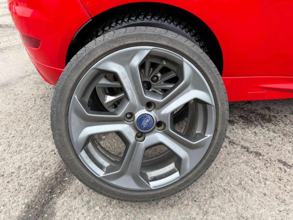 Ford Fiesta 2016 Punainen