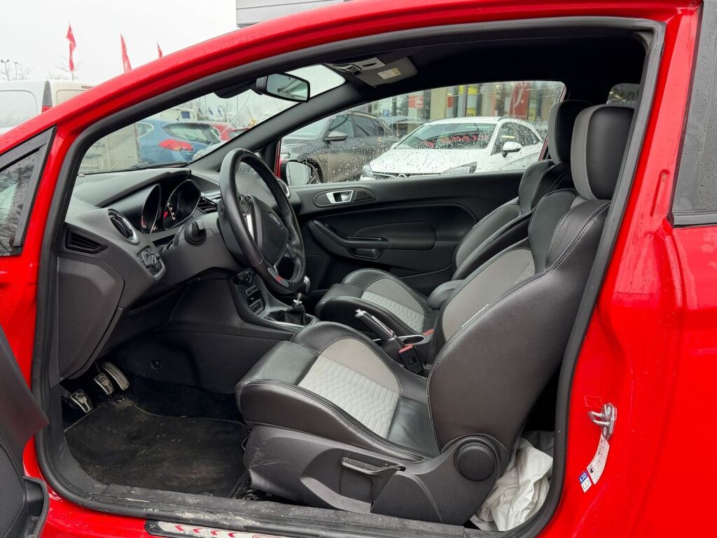 Ford Fiesta 2016 Punainen