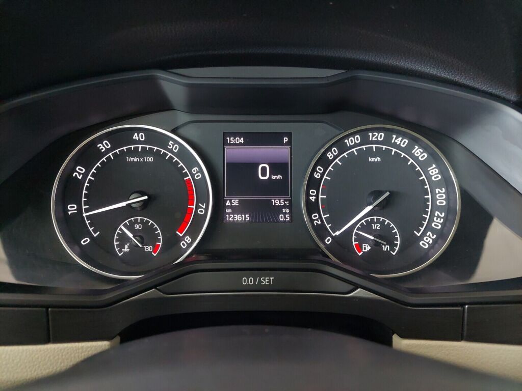 Skoda Superb 2016 Valkoinen