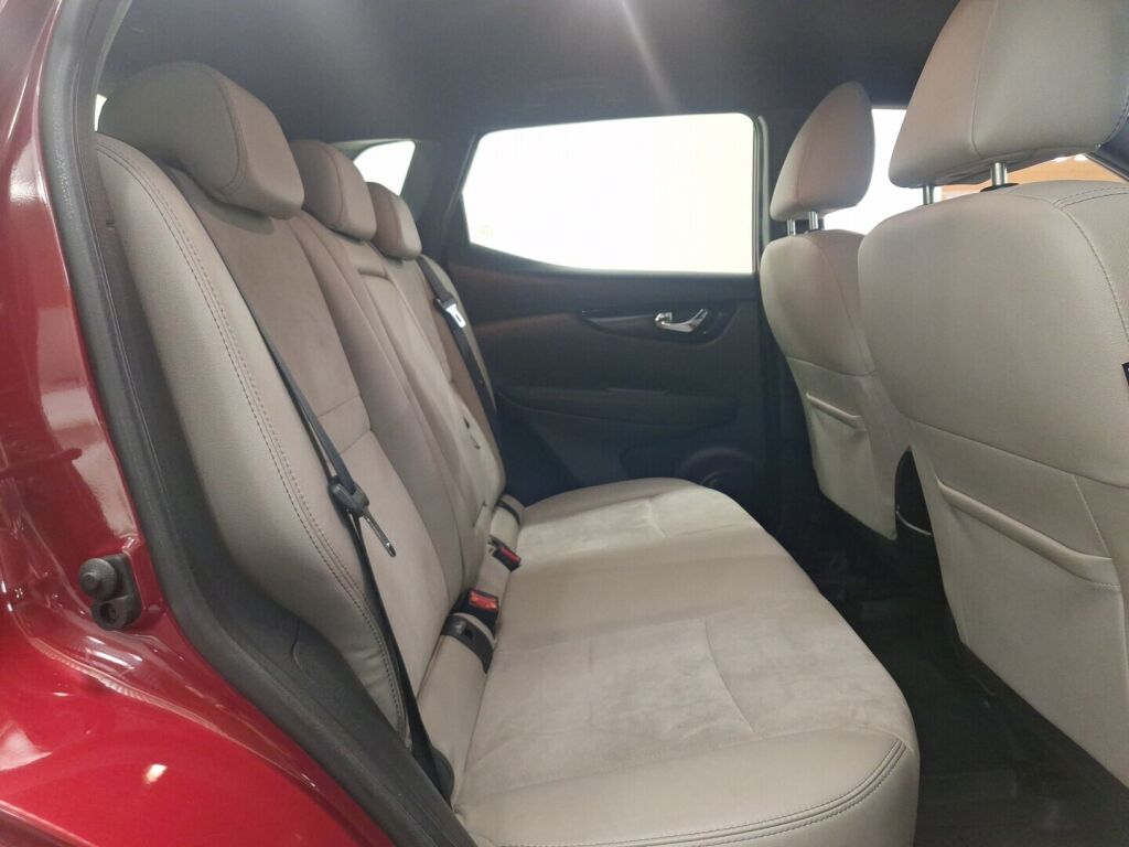 Nissan Qashqai 2016 Punainen