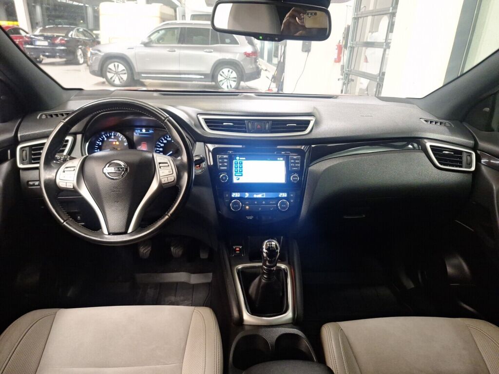 Nissan Qashqai 2016 Punainen