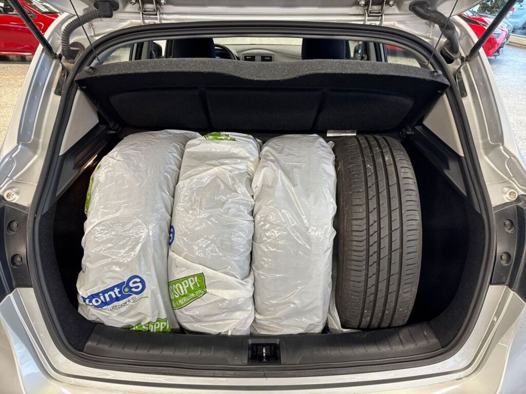 Nissan Pulsar 2017 Metallinhohto Hopea