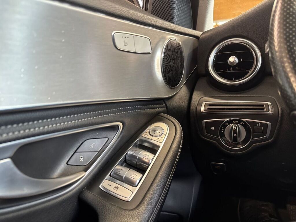 Mercedes-Benz C 2015 Metallinhohto musta (Obsidian Black)