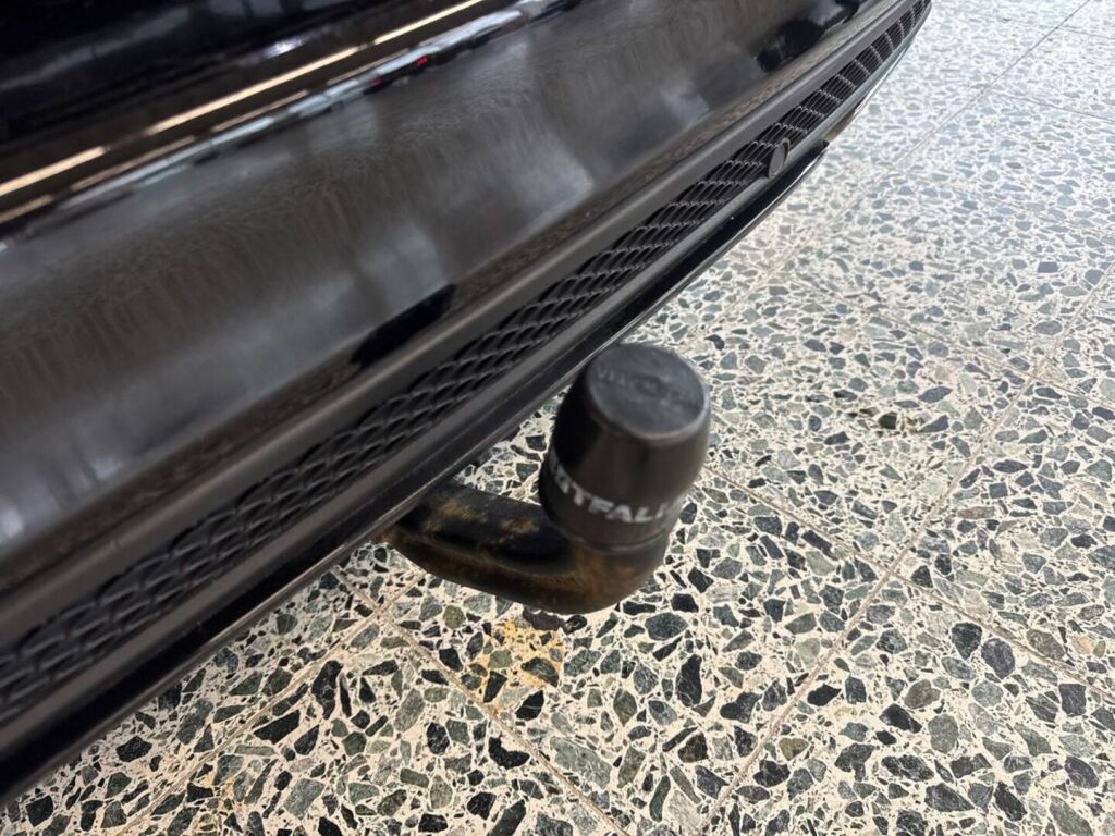 Mercedes-Benz C 2015 Metallinhohto musta (Obsidian Black)