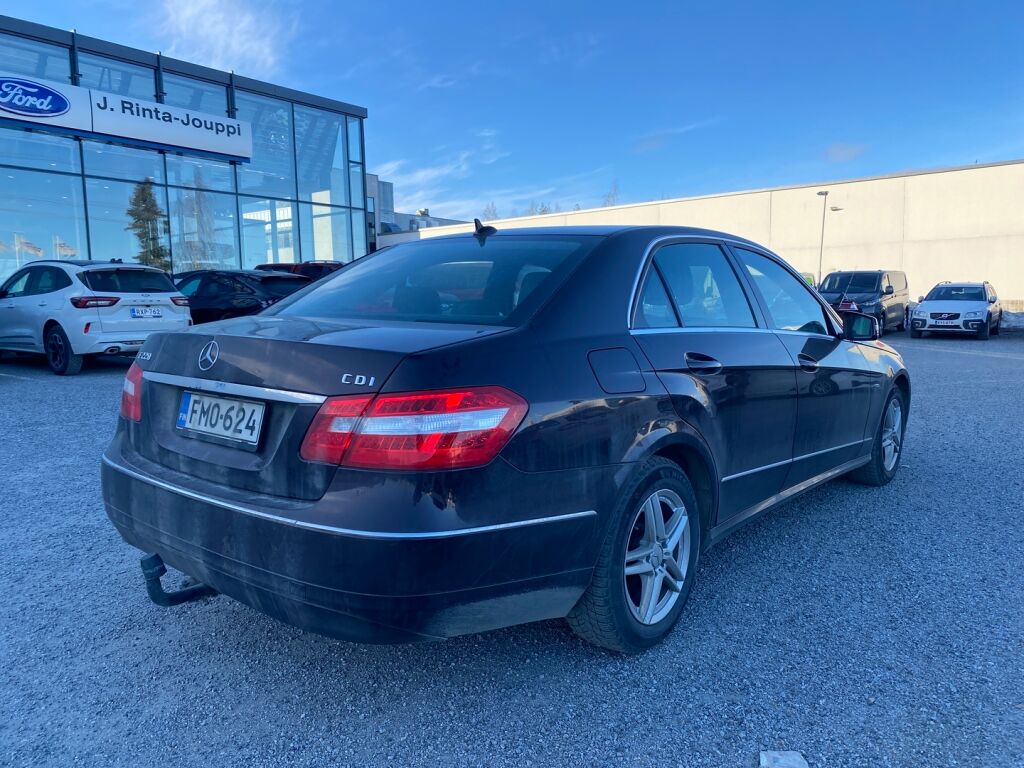 Mercedes-Benz E 2009 Ruskea (beige)