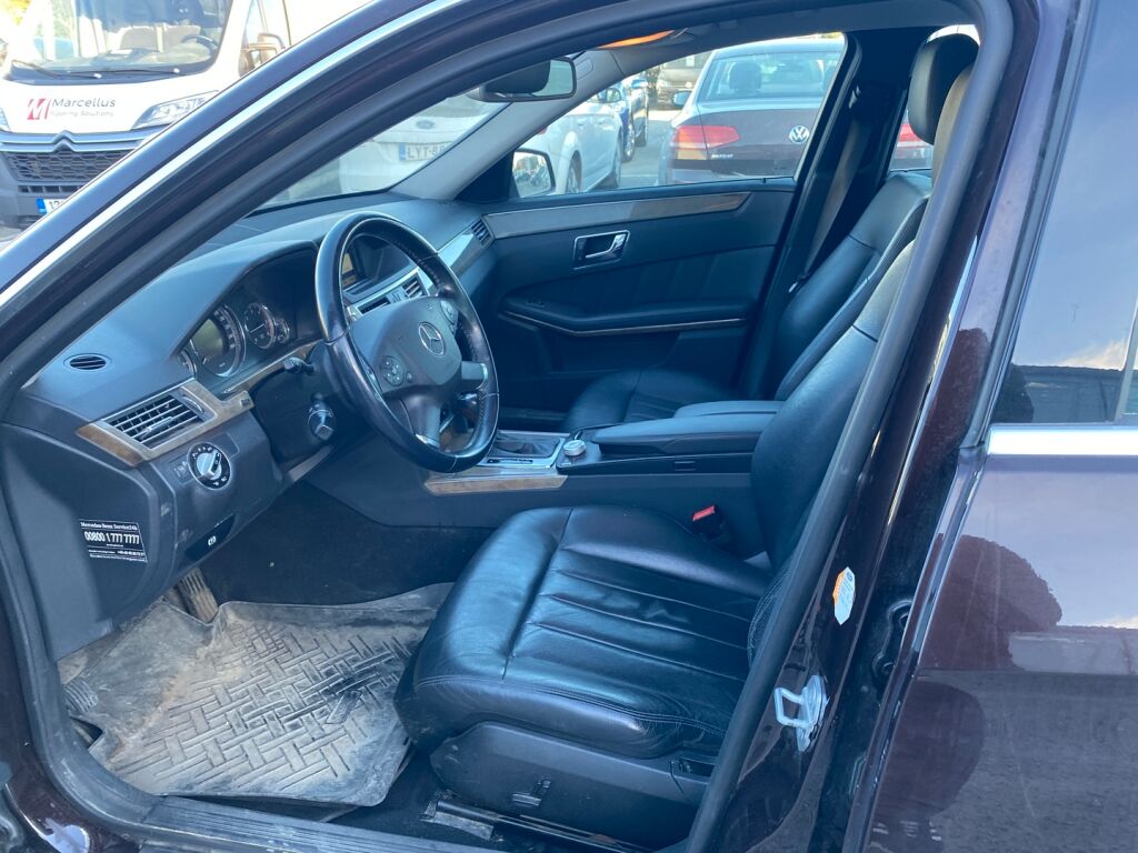Mercedes-Benz E 2009 Ruskea (beige)