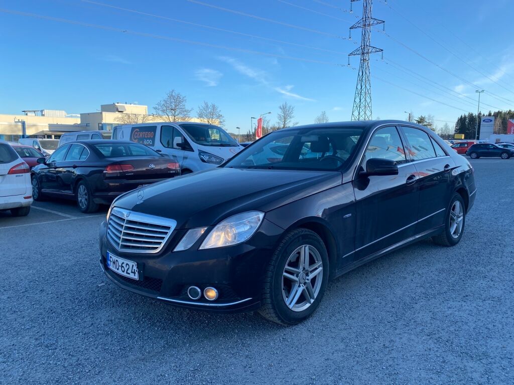 Mercedes-Benz E 2009 Ruskea (beige)