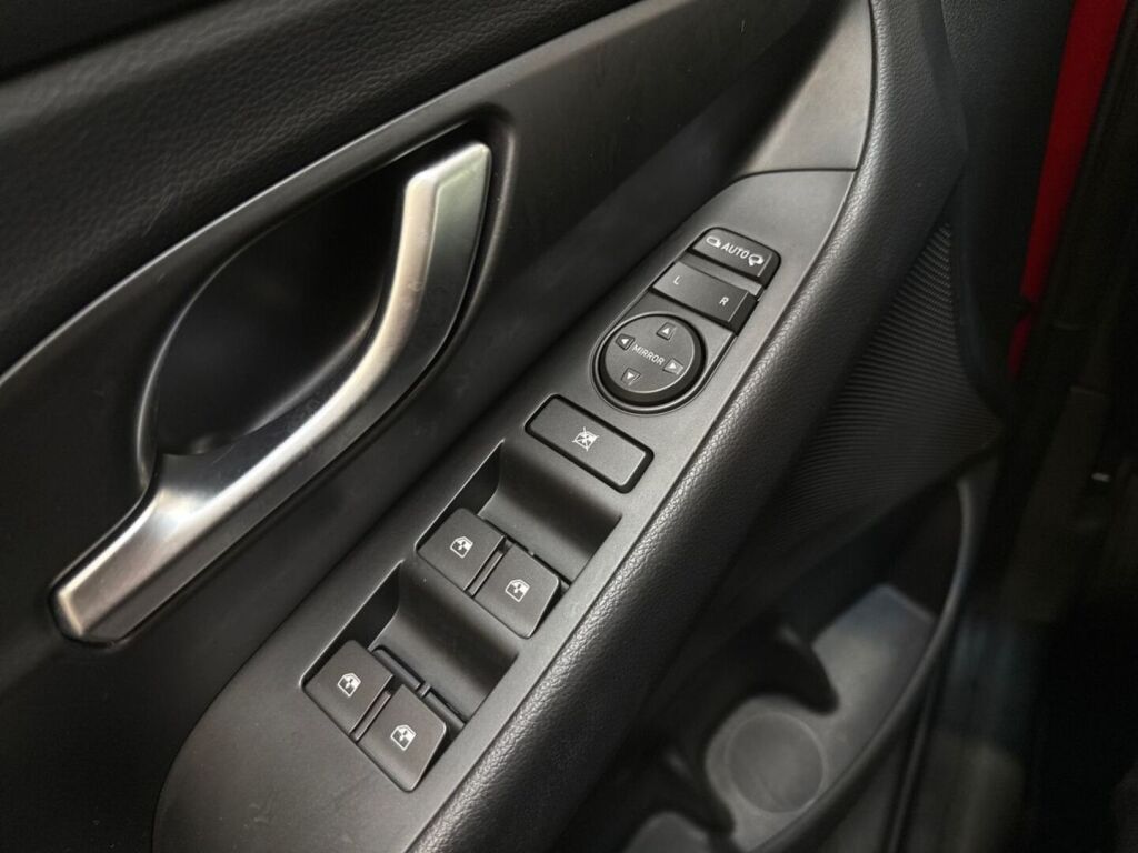 Hyundai i30 Wagon 2023 Punainen