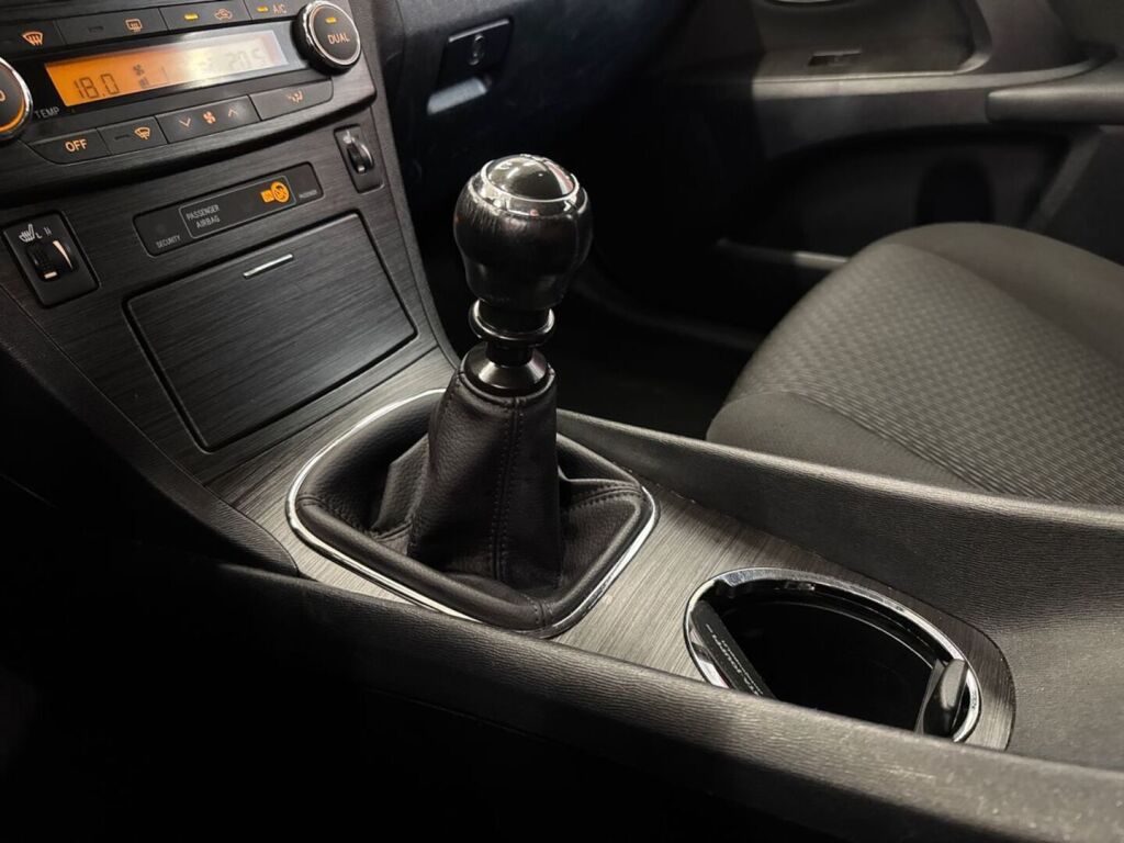 Toyota Avensis 2010 Harmaa