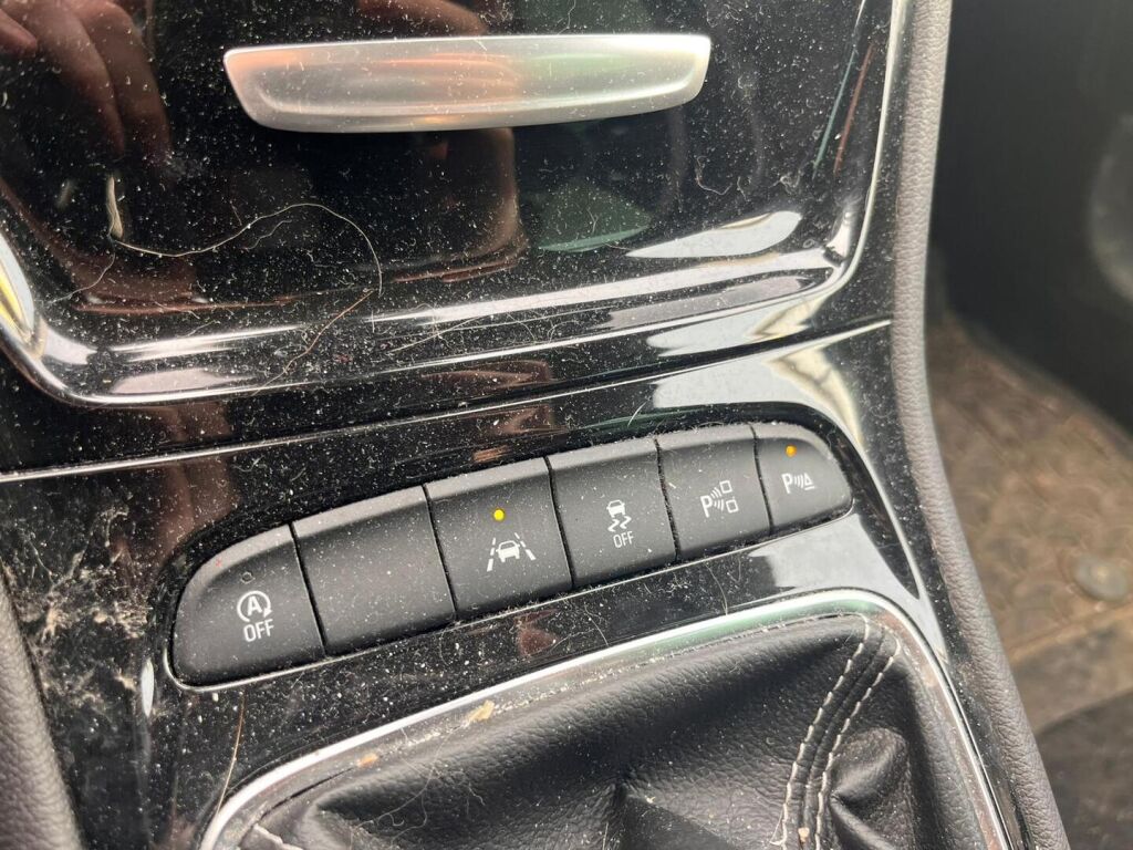 Opel Astra 2017 Musta