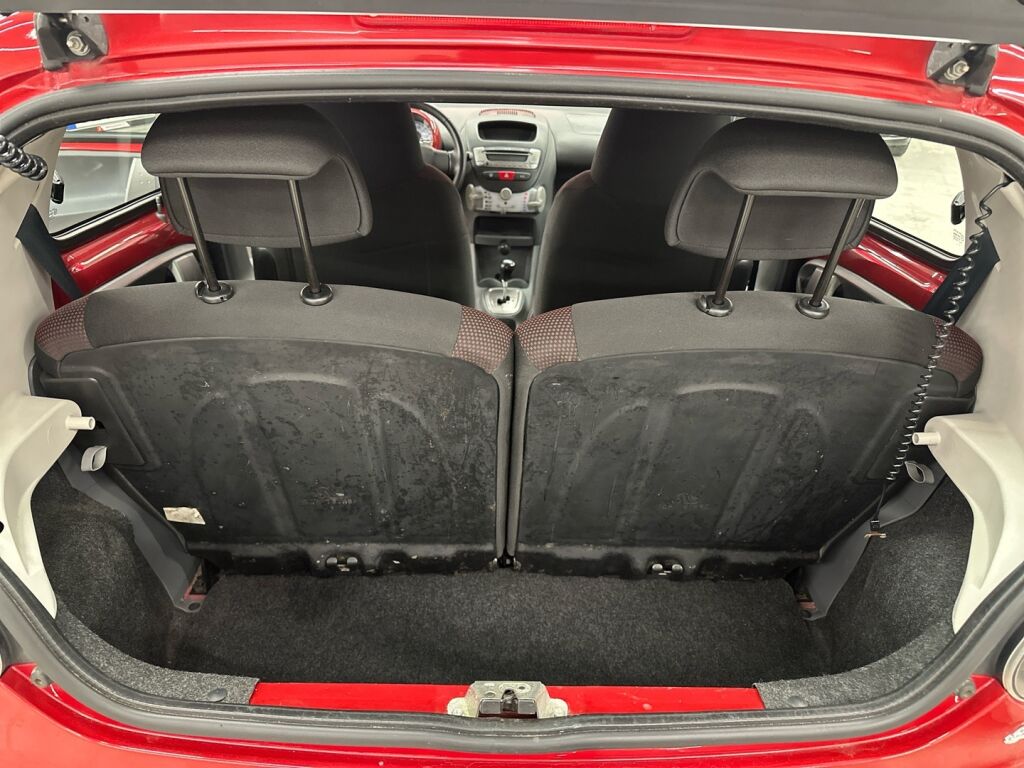 Toyota AYGO 2010 Punainen