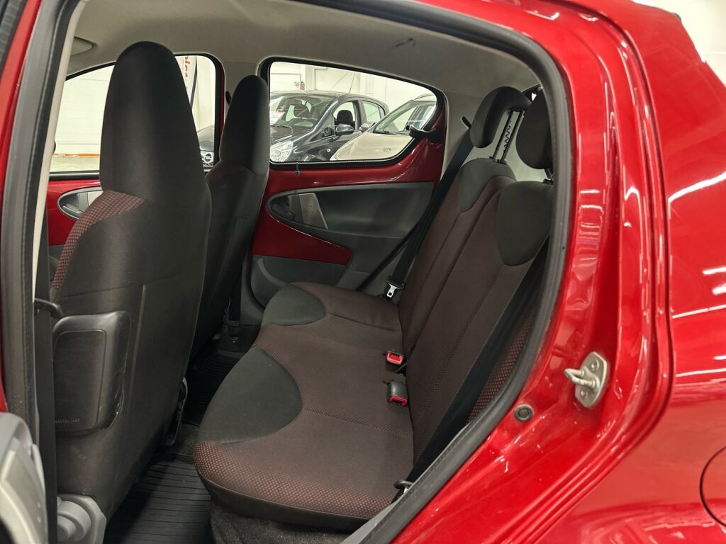 Toyota AYGO 2010 Punainen