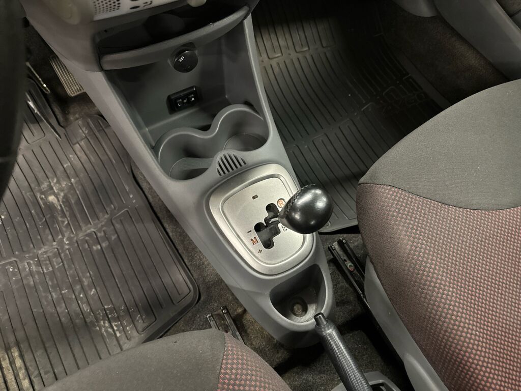 Toyota AYGO 2010 Punainen