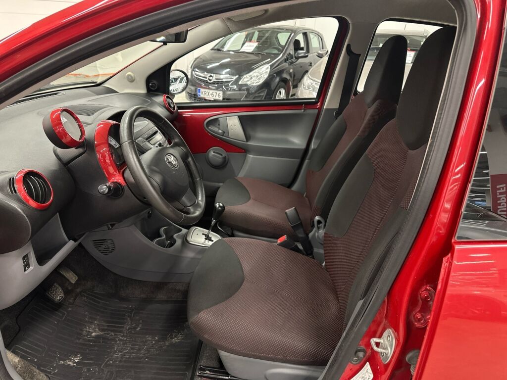 Toyota AYGO 2010 Punainen