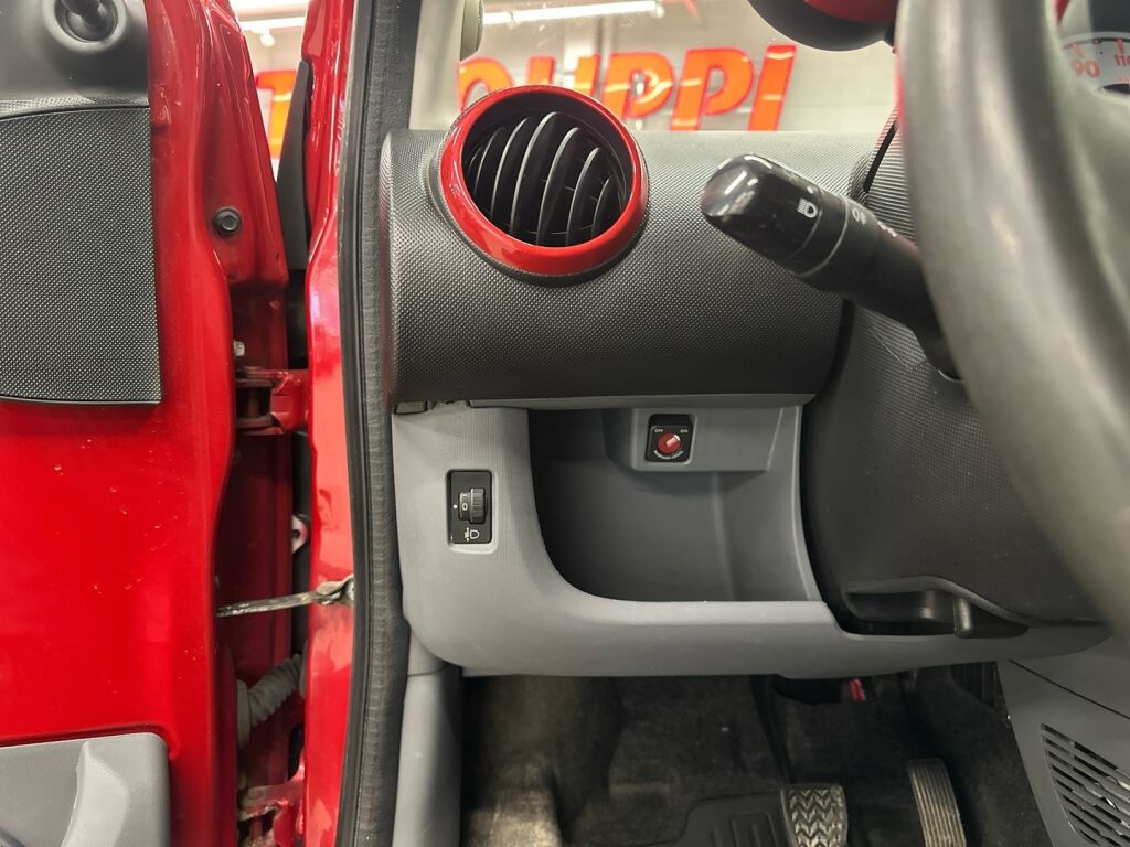 Toyota AYGO 2010 Punainen