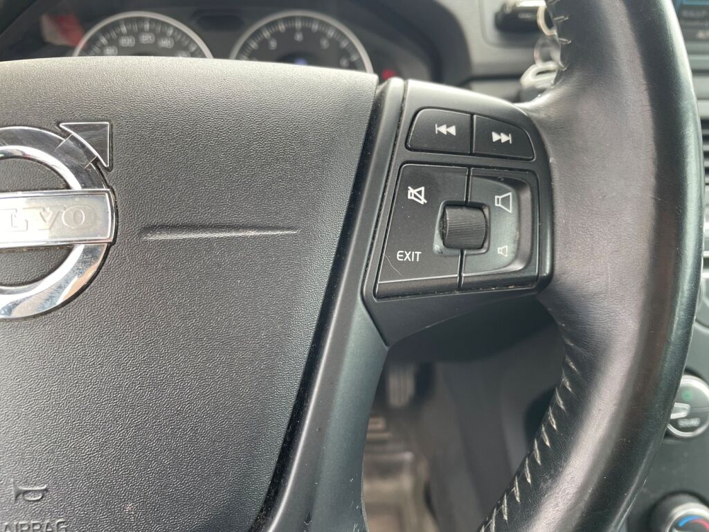 Volvo V70 2013 Punainen