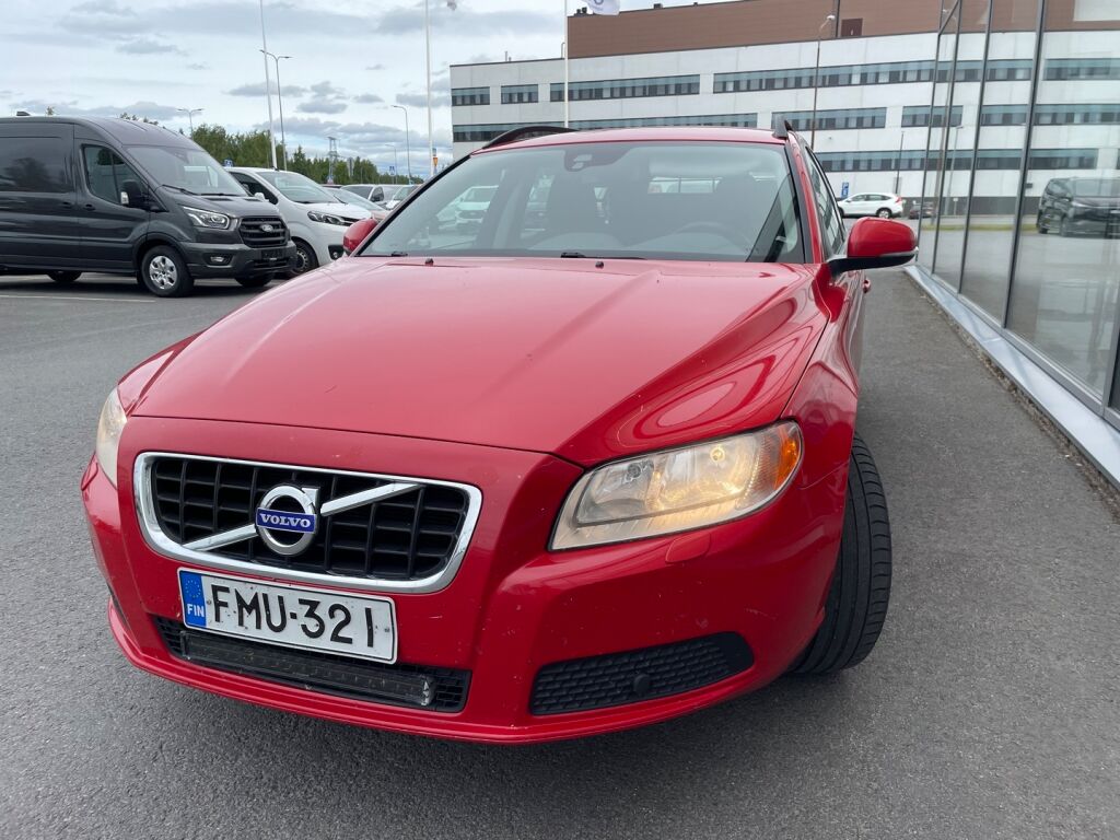 Volvo V70 2013 Punainen