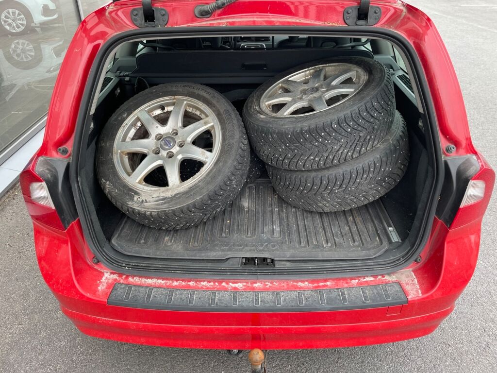 Volvo V70 2013 Punainen