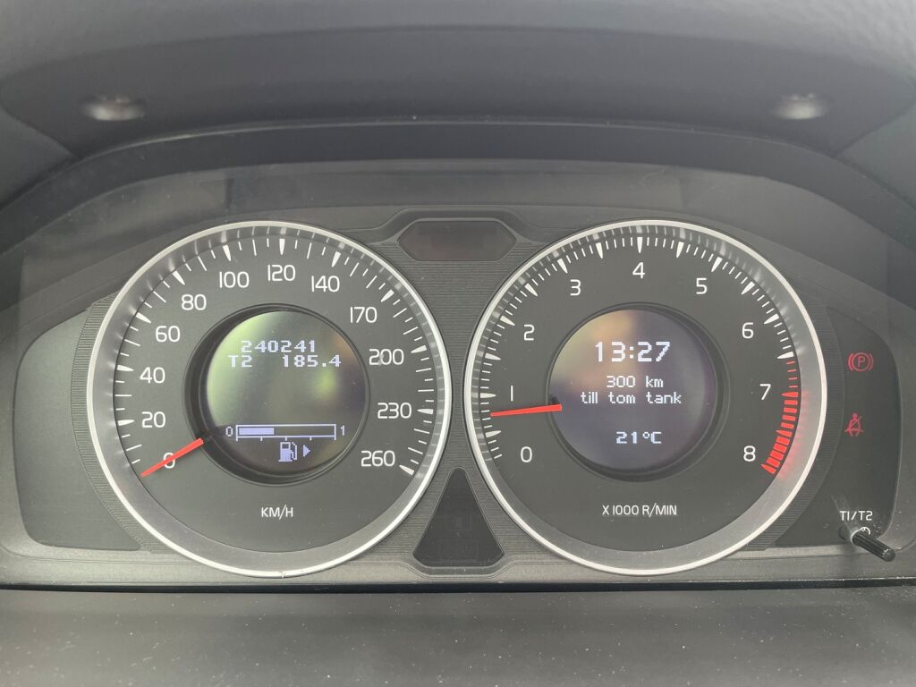 Volvo V70 2013 Punainen