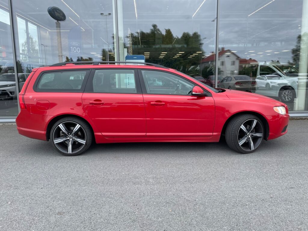 Volvo V70 2013 Punainen