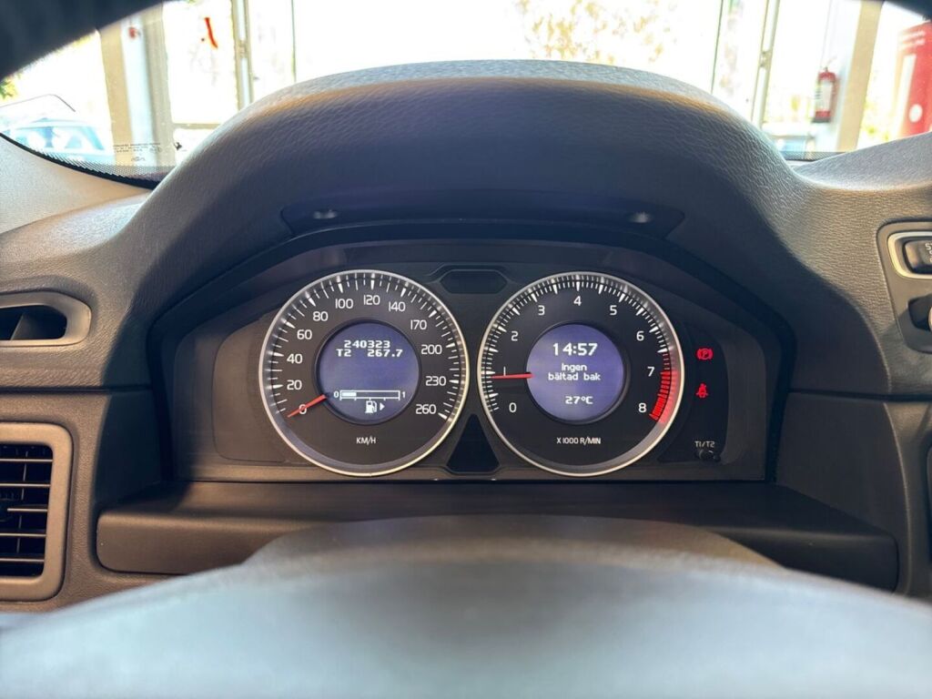 Volvo V70 2013 Punainen