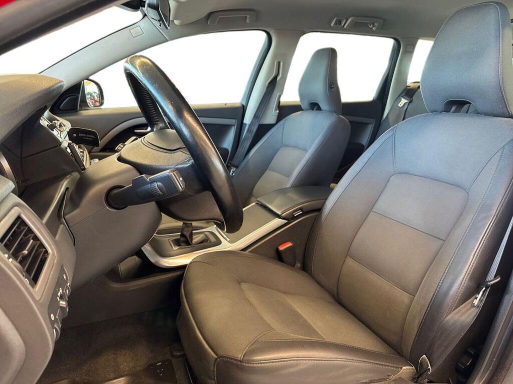 Volvo V70 2013 Punainen