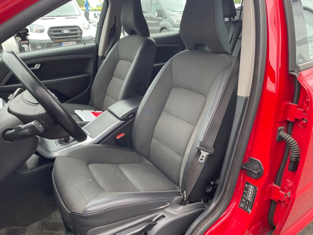 Volvo V70 2013 Punainen